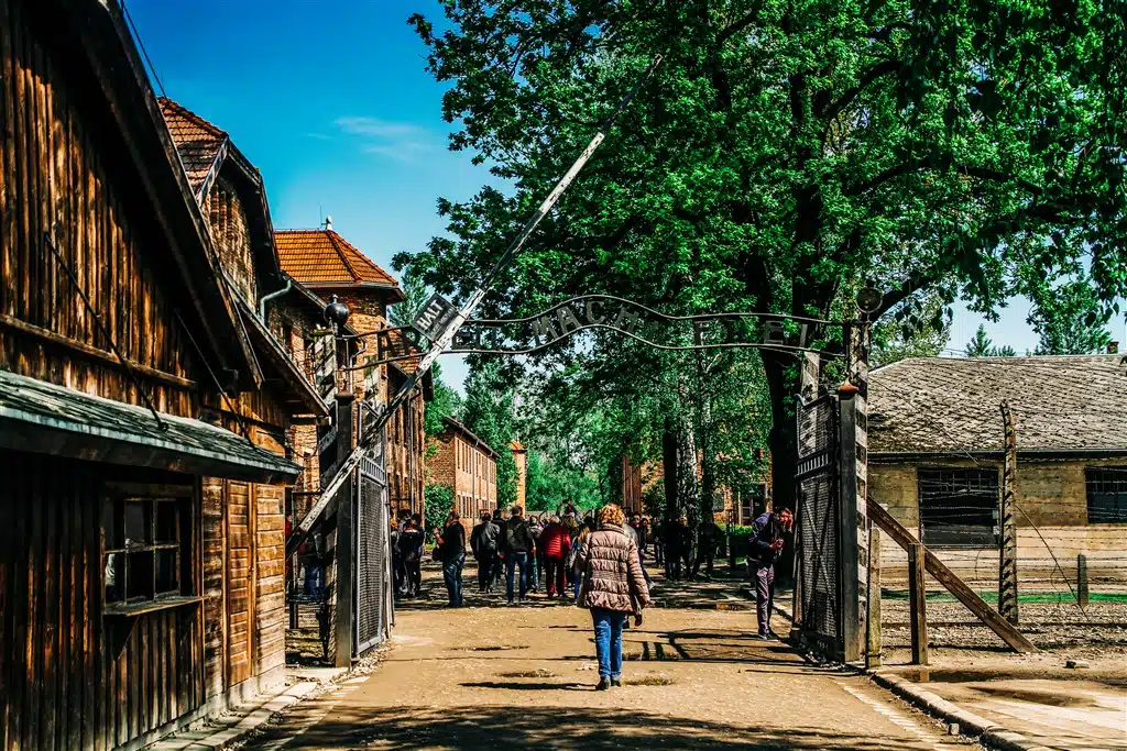People Visit Auschwitz arbeit macht frei foto