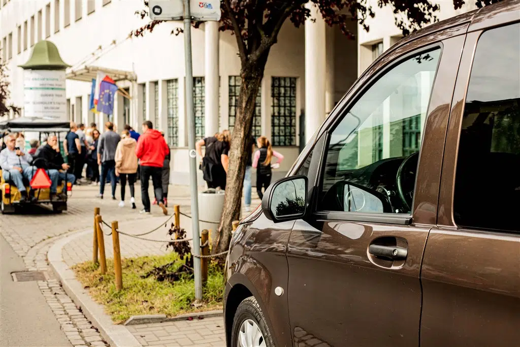 schindlers-factory-guided-tour A large group of tourists leaving their premium Krakow Direct tour cars to enter the Schindler's Factory Museum