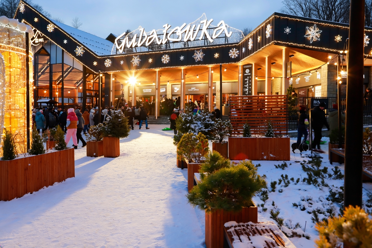 gubalowka-entrance-night Gubalowka entrance at night with winter lights and visitors