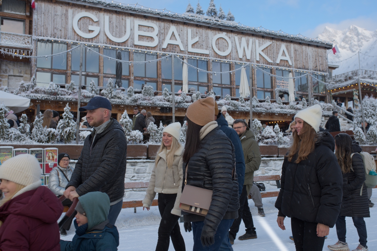 gubalowka-winter-crowd Crowd walking by the Gubalowka sign in winter, Zakopane