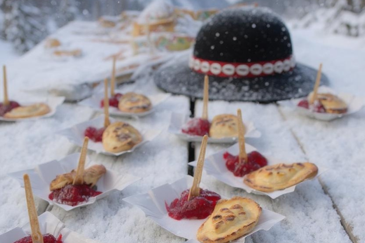 snow-picnic-snacks Cheese snacks and cranberry jam served on a snowy table in Zakopane