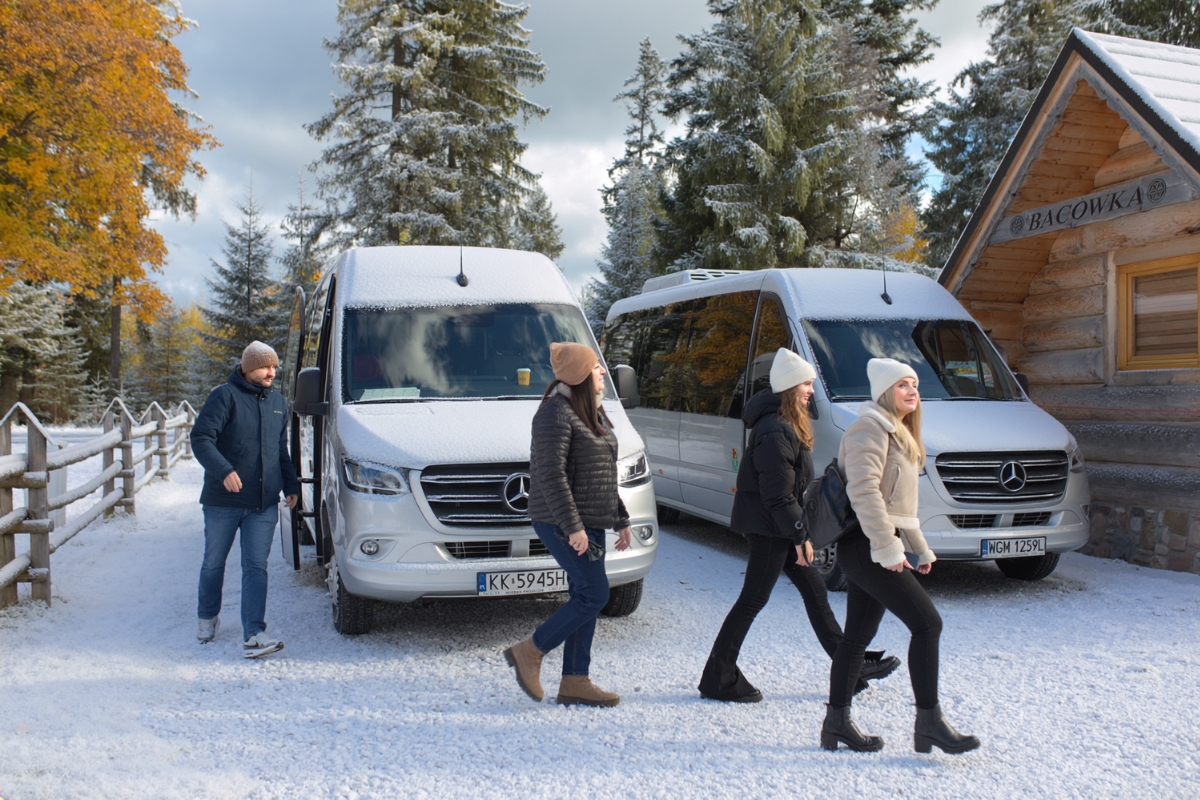 krakowdirect-zakopane-tour-arrival KrakowDirect Zakopane Tours from Krakow group arriving by minibus