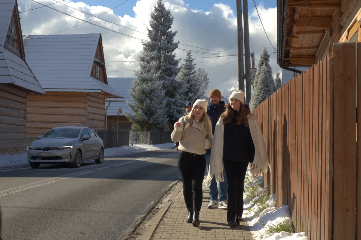 zakopane-winter-street-walk Two women walking along a snowy street in Zakopane